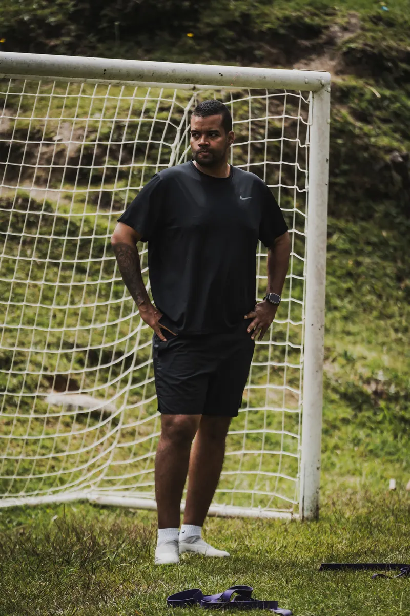 Entrenador de PERFORMANCE frente a la portería en sesión complementaria