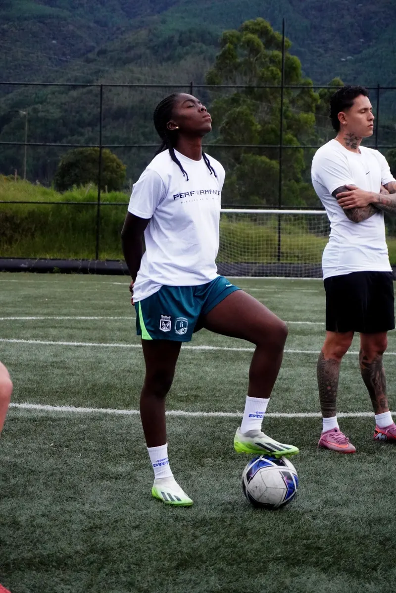 Jugadora profesional con camiseta PERFORMANCE concentrada antes del entrenamiento